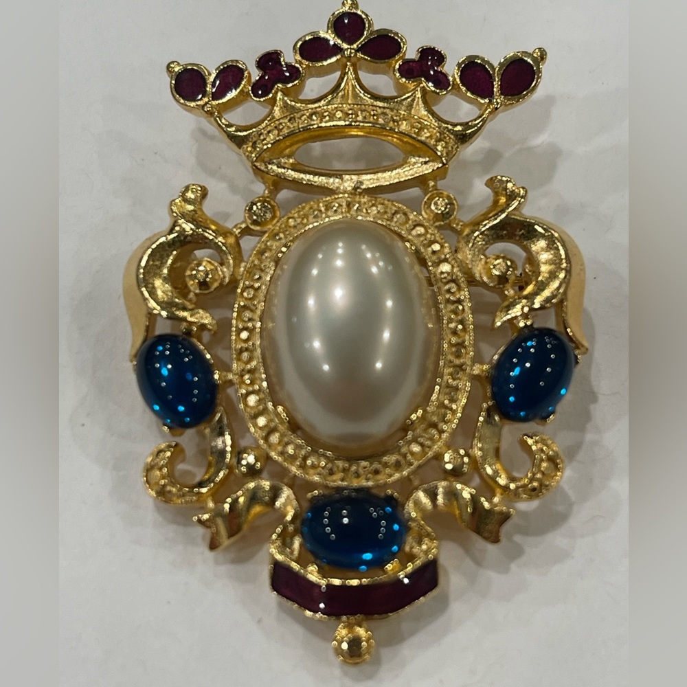 TRIFARI Vintage Gold Tone  Faux Pearl Blue Cabochons Coat Of Arms Brooch/Pin